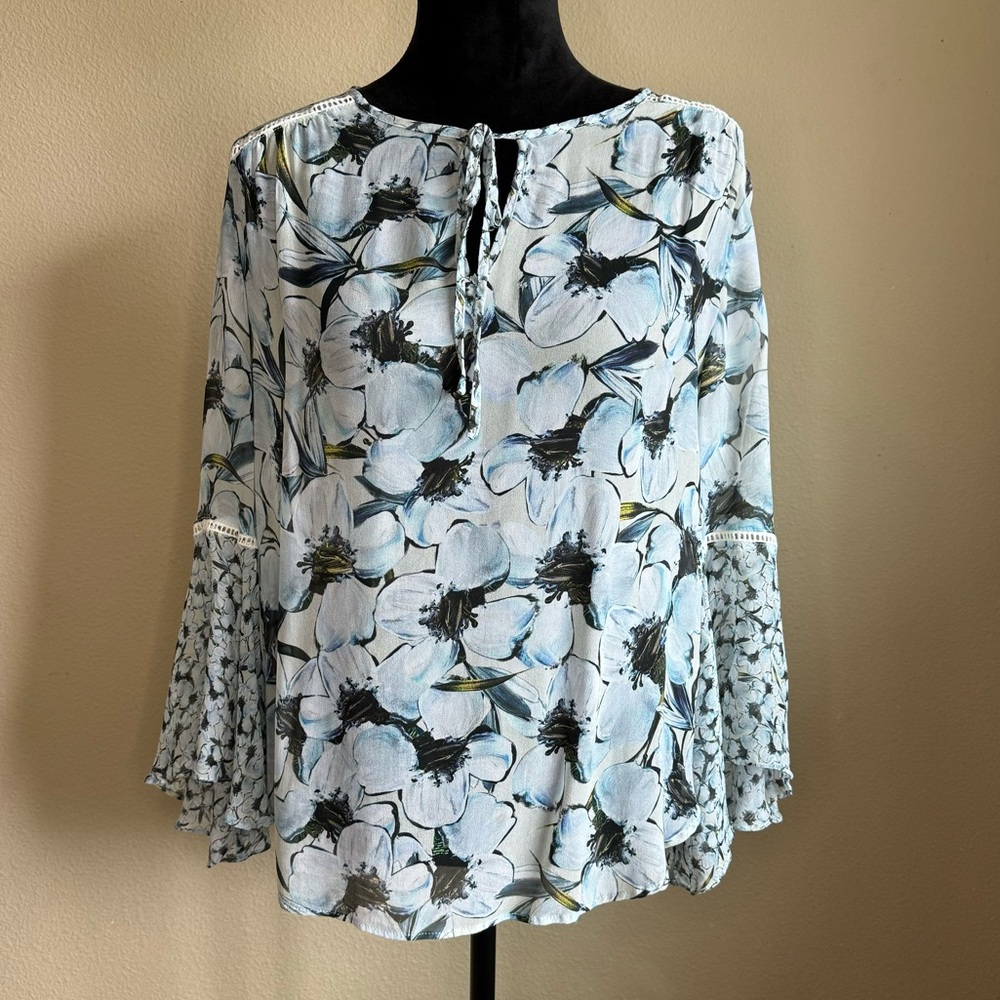 Karen Kane shirt women large flounce sleeve floral vneck with tie blue & white